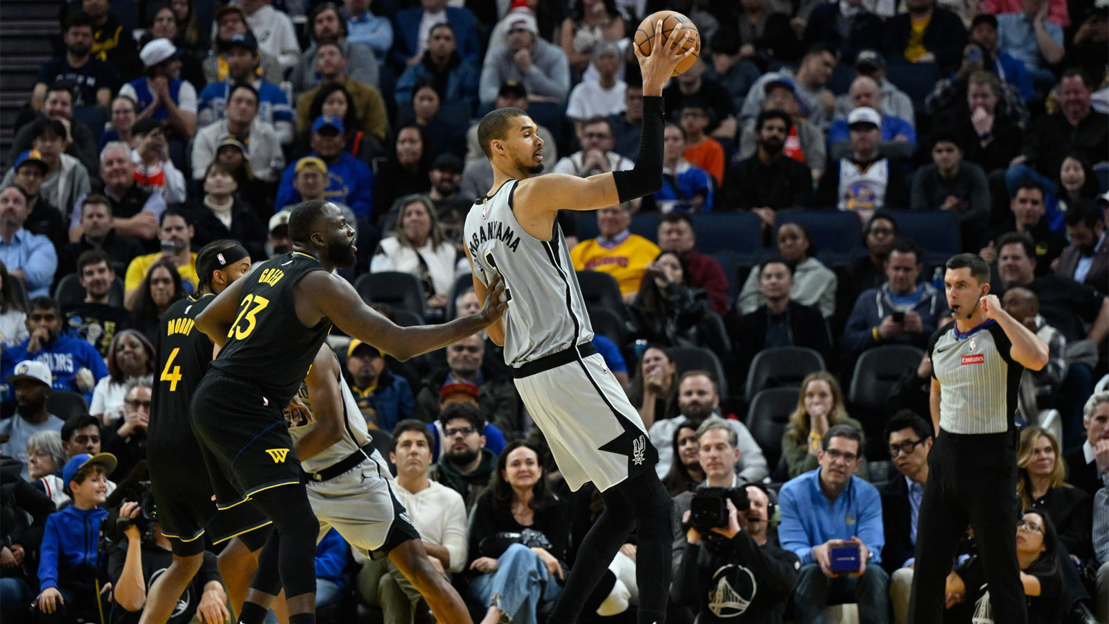 Watch Warriors’ Draymond Green engage Victor Wembanyama in wild hand-to-hand combat