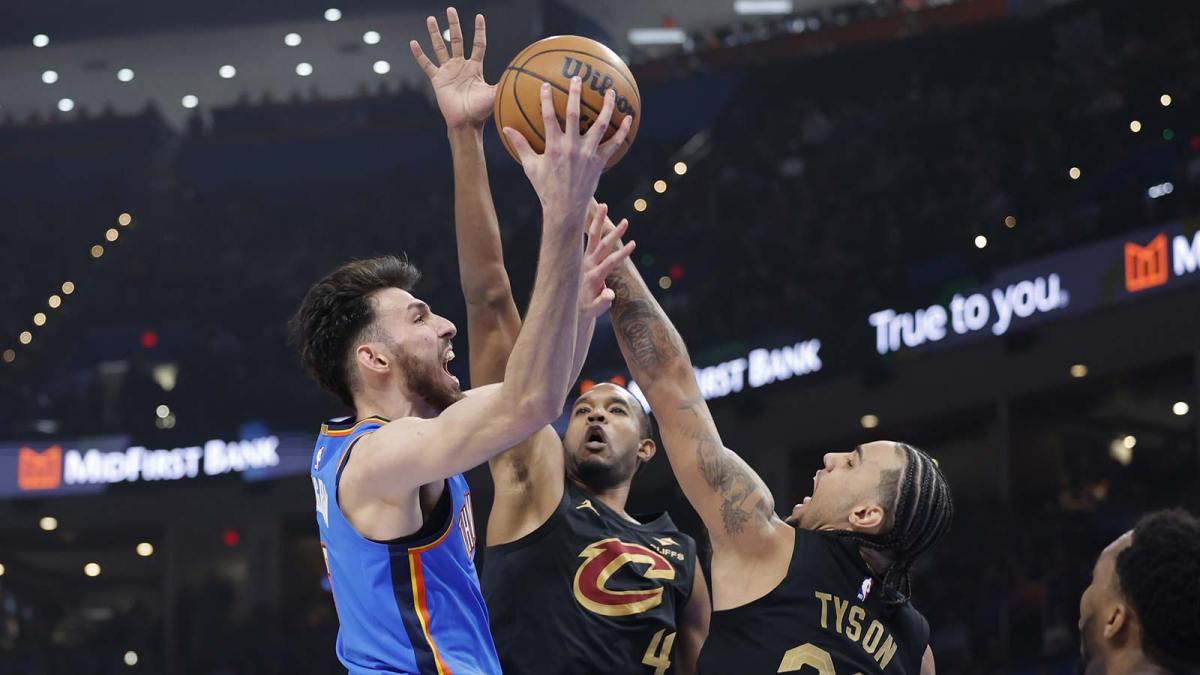 Oklahoma City Thunder center/forward Chet Holmgren (7) goes up for a basket as Cleveland Cavaliers guard Jaylon Tyson (20) and center Evan Mobley (4) defend during the first half at