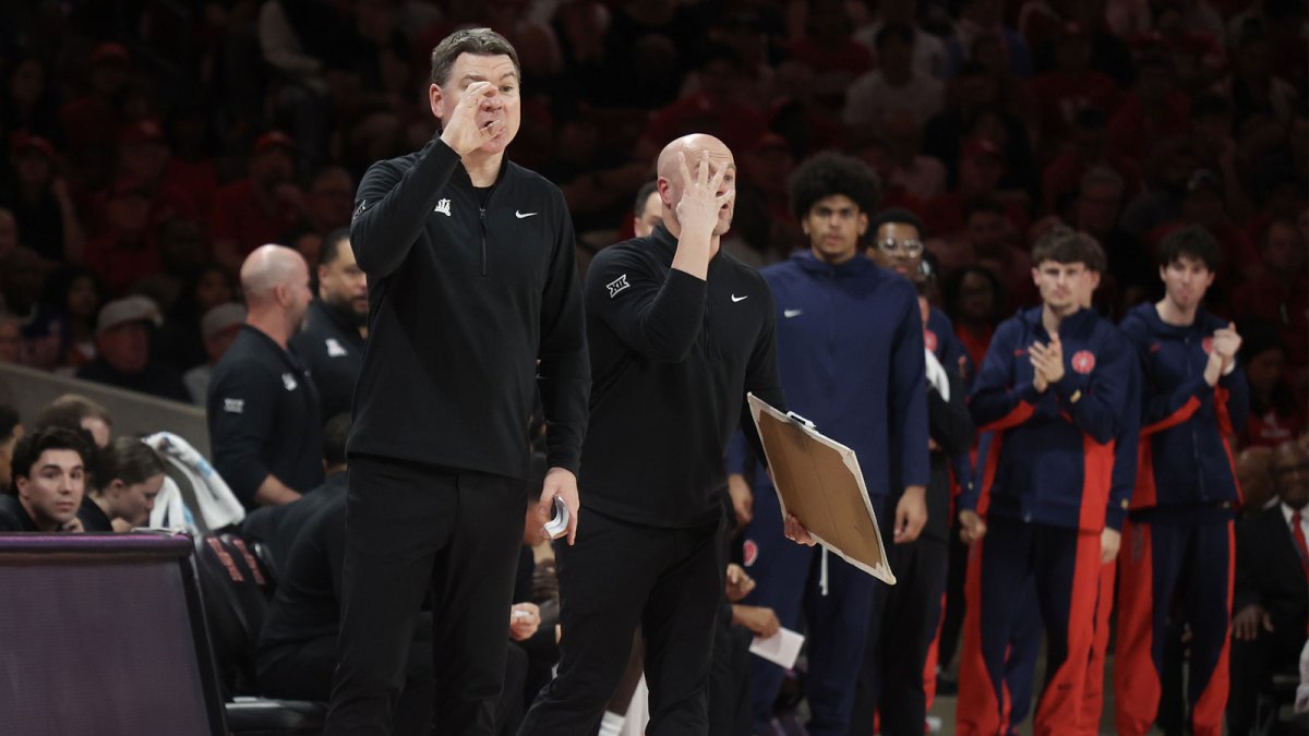 Arizona Wildcats head coach Tommy Lloyd reacts while coaching against the Houston Cougars in the first half at Fertitta Center.