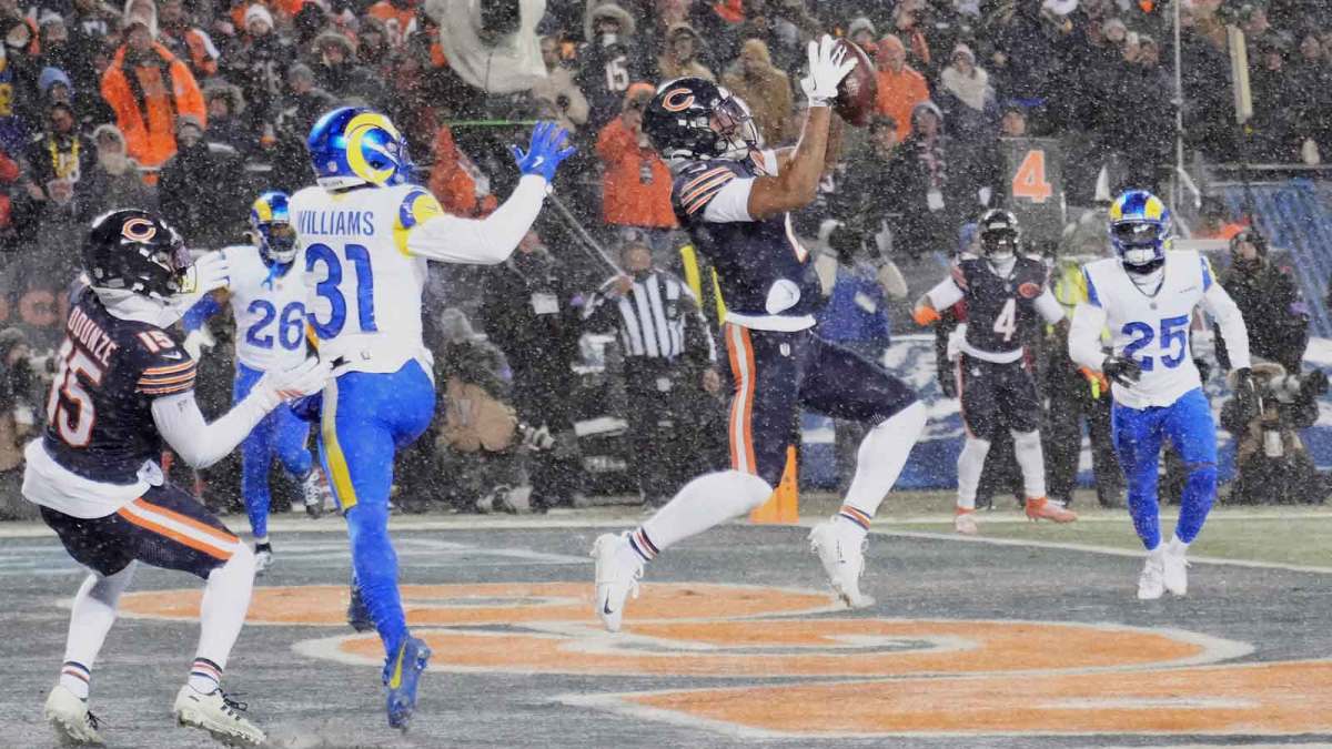 Chicago Bears wide receiver DJ Moore (2) catches a three-yard touchdown pass thrown by quarterback Caleb Williams (not pictured) against Los Angeles Rams cornerback Darious Williams (31) during the second quarter of an NFC Divisional Round game at Soldier Field. Mandatory Credit: David Banks-Imagn Images