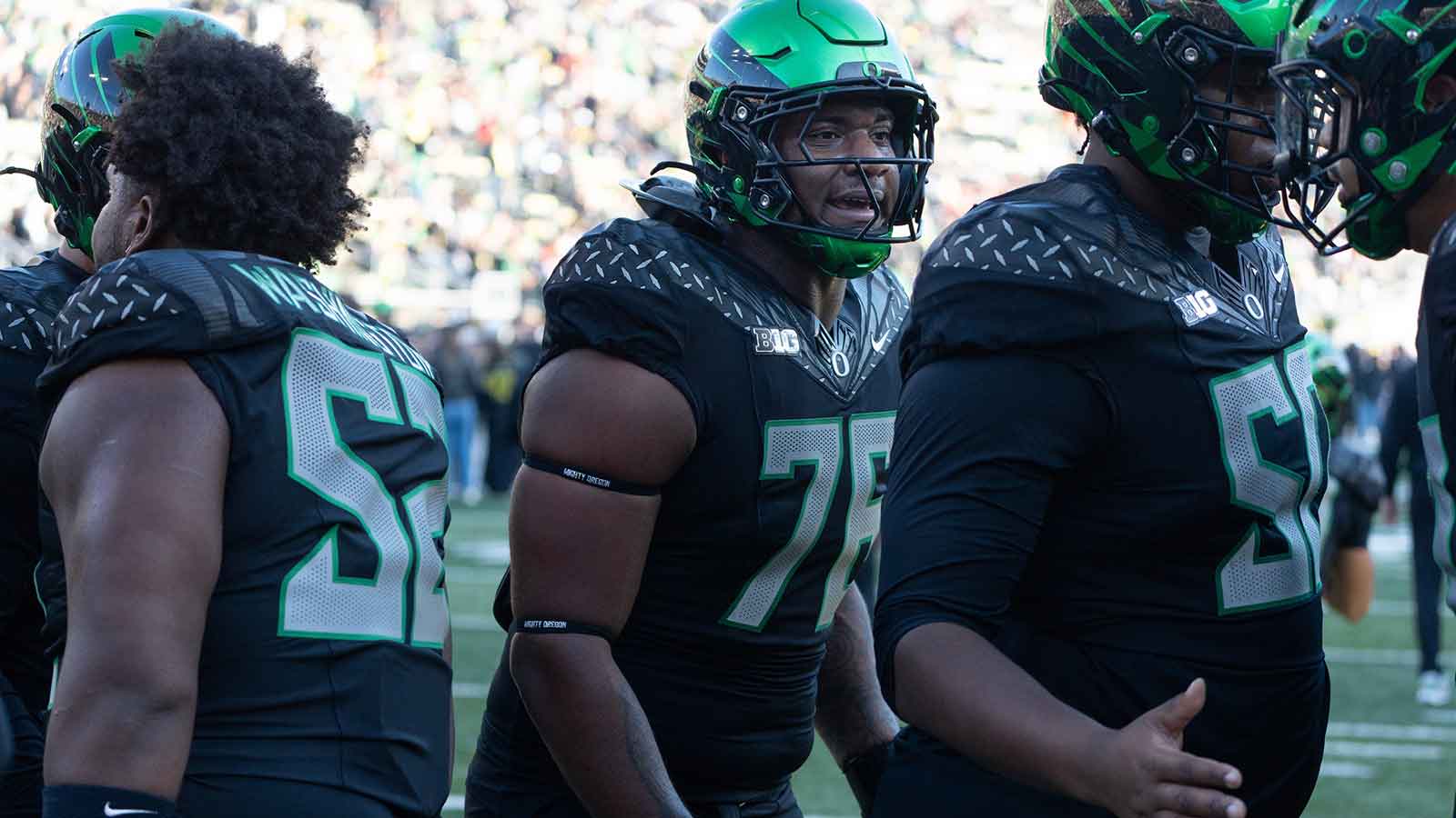 Oregon’s Isaiah World, center, greats fellow players before the game against Southern California Nov. 22, 2025.