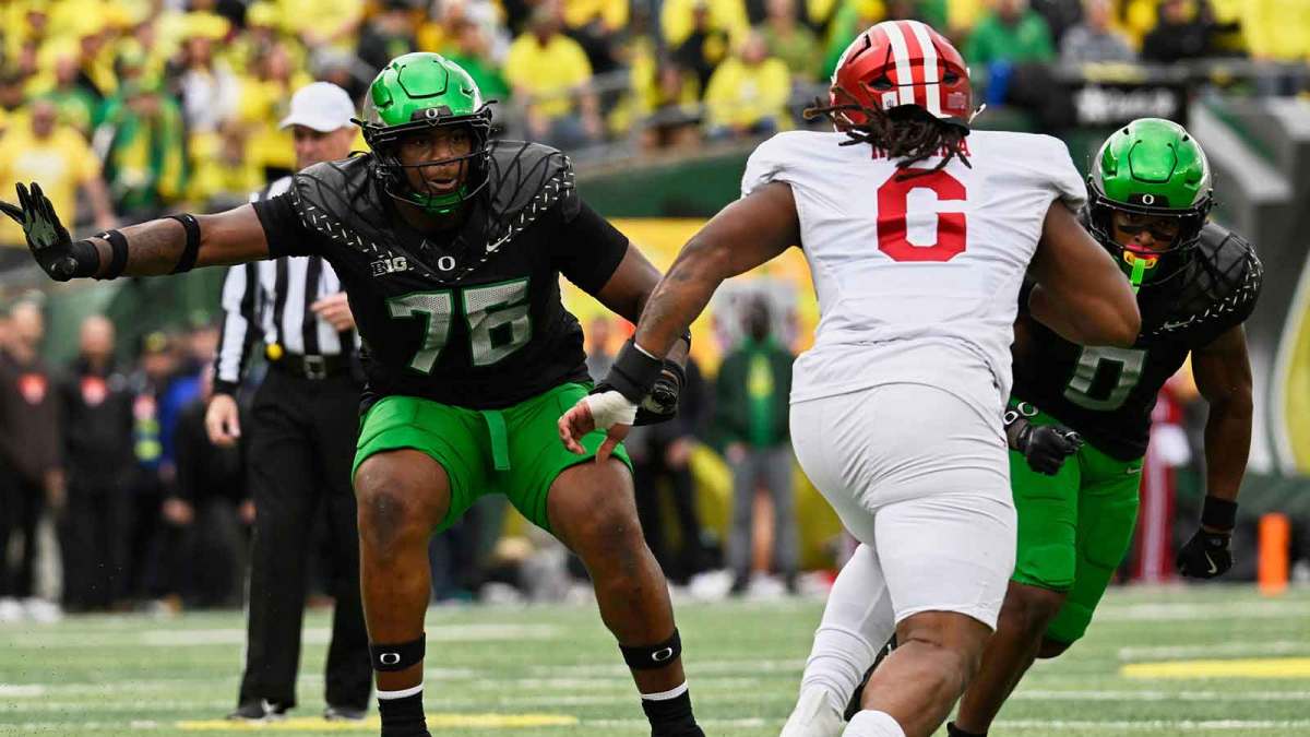 Oregon Ducks offensive lineman Isaiah World (76) and defensive back Daylen Austin (0) block against Indiana Hoosiers defensive lineman Mikail Kamara (6) during the second quarter at Autzen Stadium.