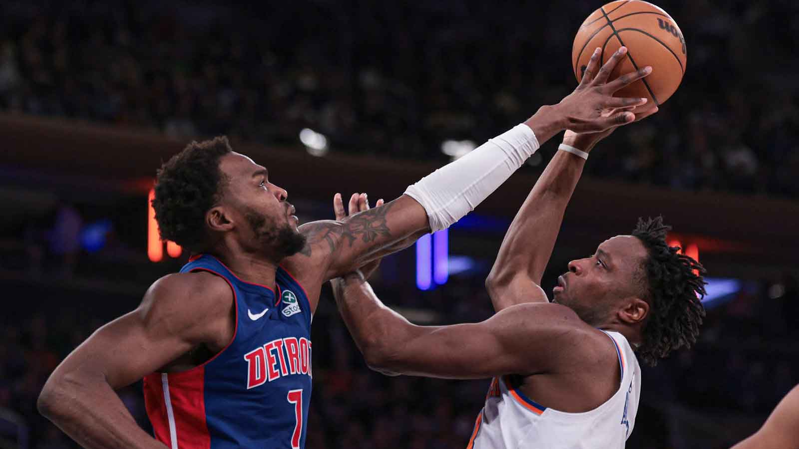 New York Knicks forward Og Anunoby (8) goes to the basket as Detroit Pistons forward Paul Reed (7) defends during the first half at Madison Square Garden.