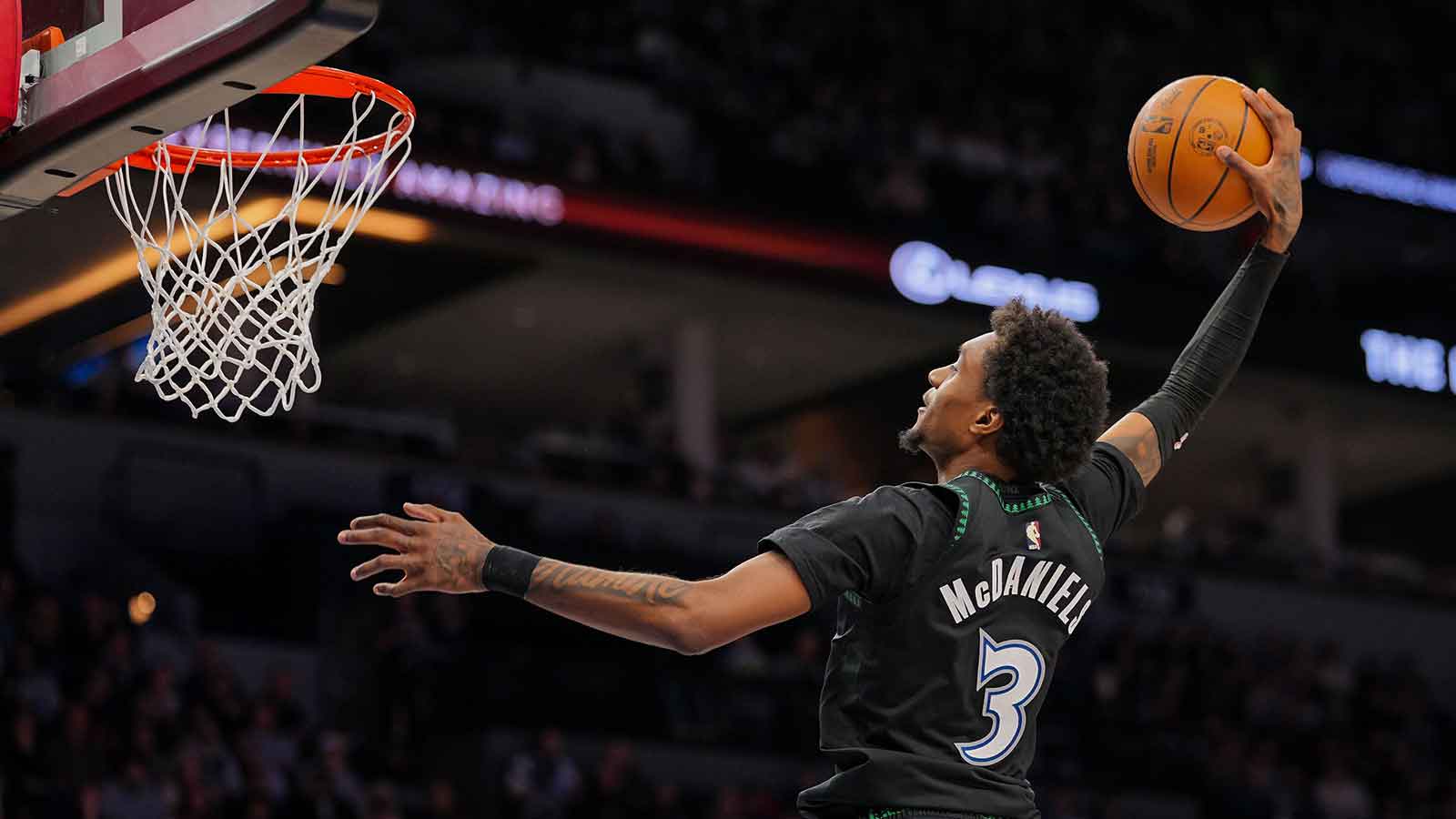 Timberwolves’ Jaden McDaniels posterizes Deni Avdija with fastbreak dunk