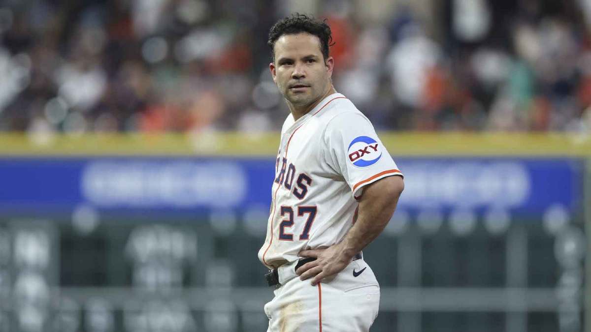 Houston Astros second baseman Jose Altuve (27) reacts after the sixth inning against the Seattle Mariners at Daikin Park.
