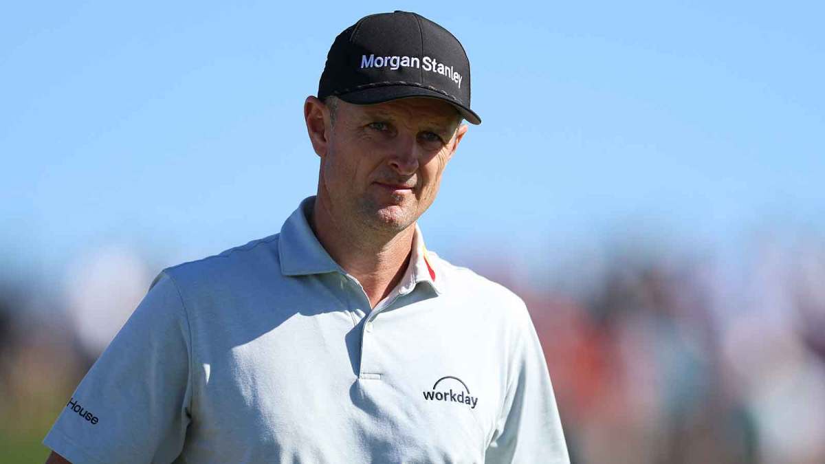 Justin Rose reacts on on the fifth hole during the final round of the Farmers Insurance Open golf tournament at Torrey Pines Municipal Golf Course - South Course