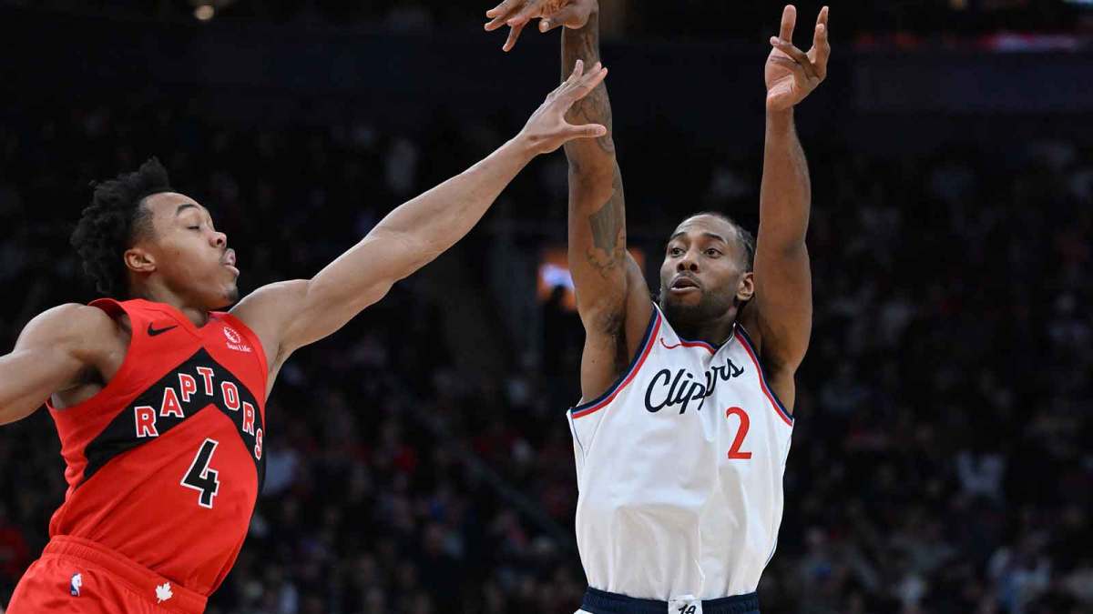Los Angeles Clippers forward Kawhi Leonard (2) shoots the ball as Toronto Raptors forward Scottie Barnes (4) defends in the second half at Scotiabank Arena.