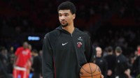 Miami Heat center Kel'el Ware (7) warms up before the game against the Chicago Bulls at Kaseya Center.