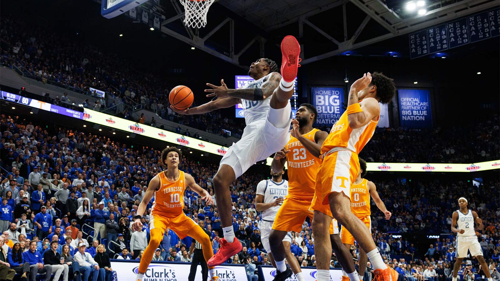 Otega Oweh’s ‘bad motherf****r’ mic drop after Kentucky beat Tennessee