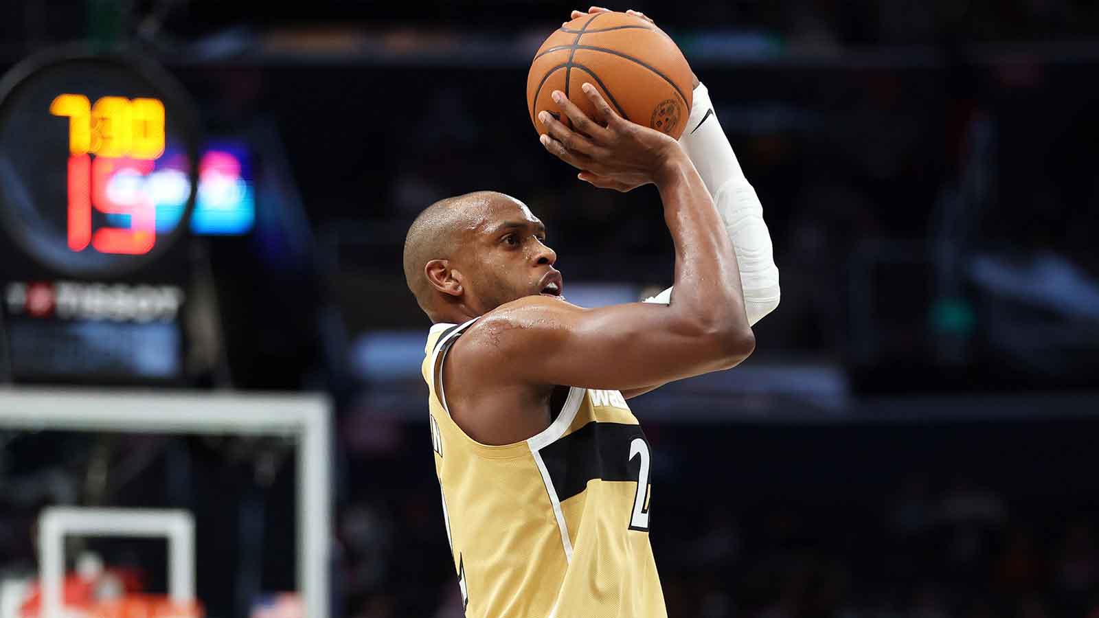 When will Khris Middleton make Mavericks debut after missing Spurs game?