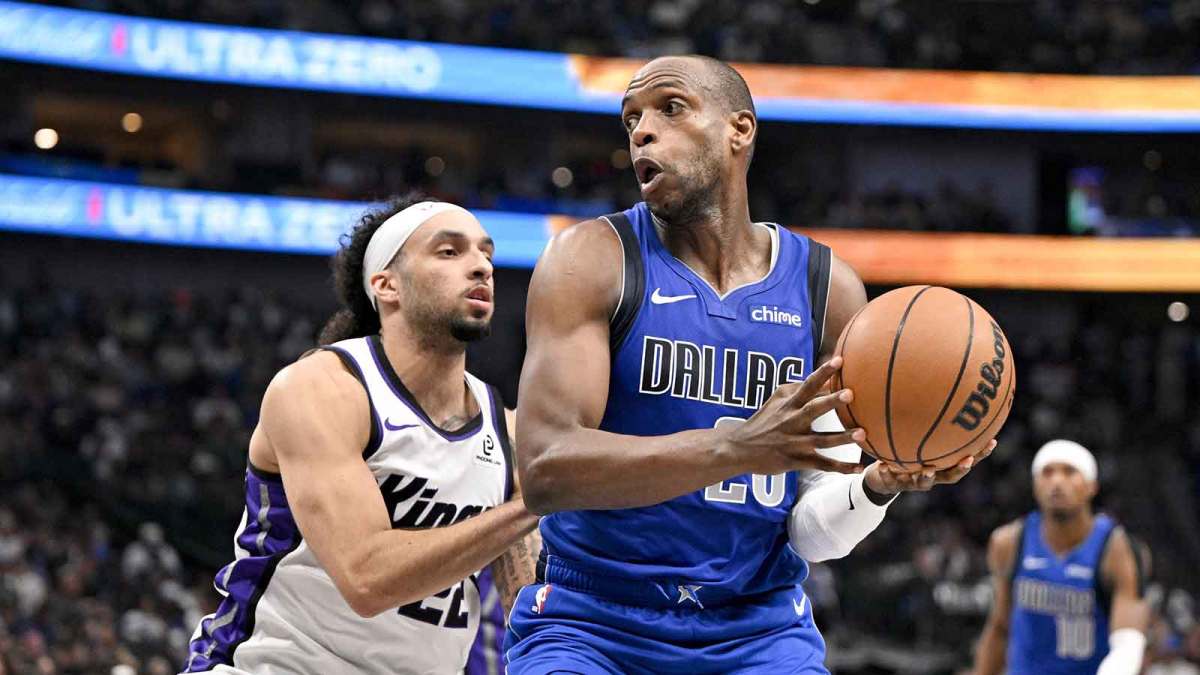 Dallas Mavericks forward Khris Middleton (20) controls the ball in front of Sacramento Kings guard Devin Carter (22) during the second quarter at the American Airlines Center.