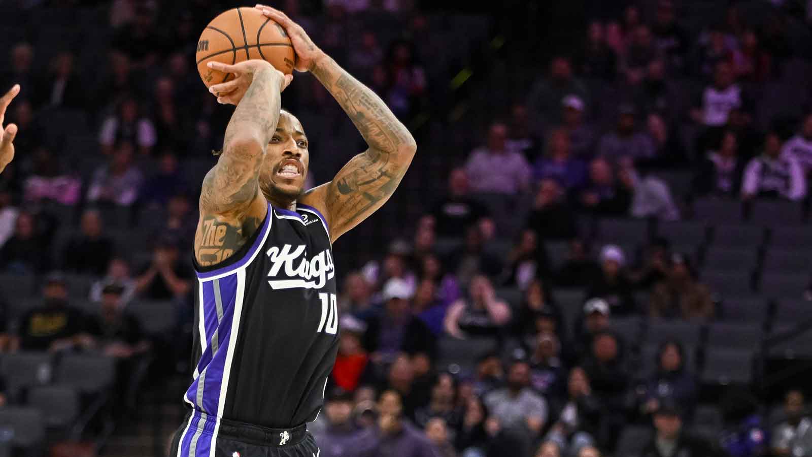 Kings guard/forward DeMar DeRozan (10) shoots against the Memphis Grizzlies during the fourth quarter at Golden 1 Center