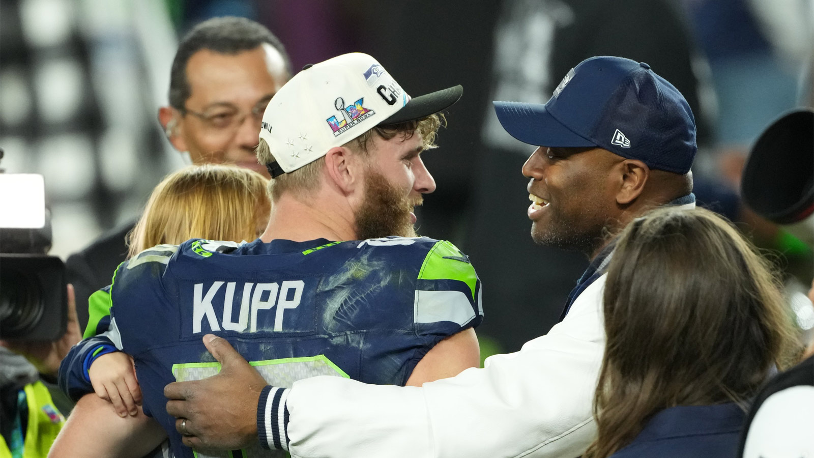 Seahawks WR Cooper Kupp’s Super Bowl celebration moment with family is the best
