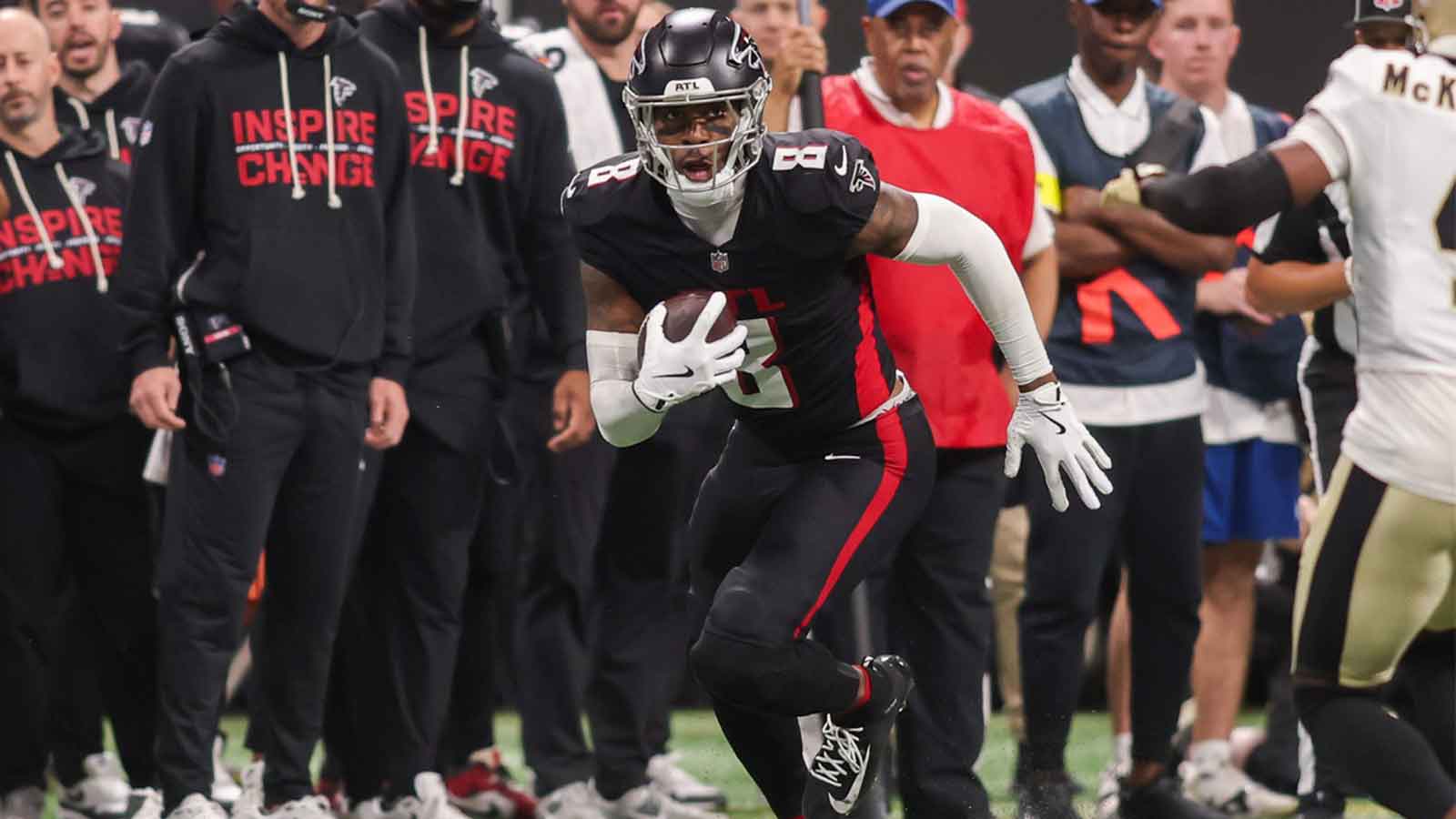 Atlanta Falcons tight end Kyle Pitts Sr. (8) runs after a catch against the New Orleans Saints in the fourth quarter at Mercedes-Benz Stadium. 