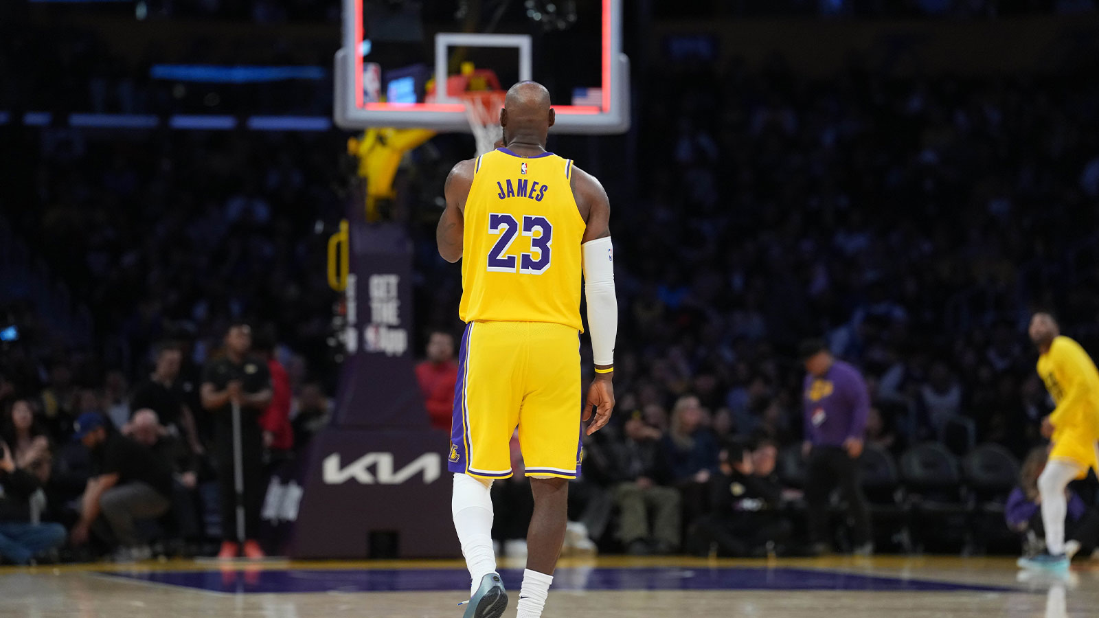 Lakers forward LeBron James (23) leaves the court at the end of the first half against the LA Clippers at Crypto.com Arena