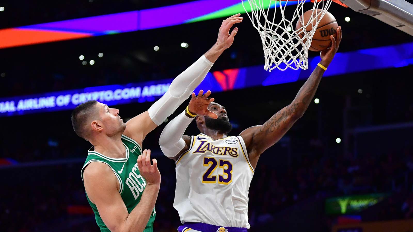 Lakers’ LeBron James shows major respect to Pat Riley after incredible halftime ceremony