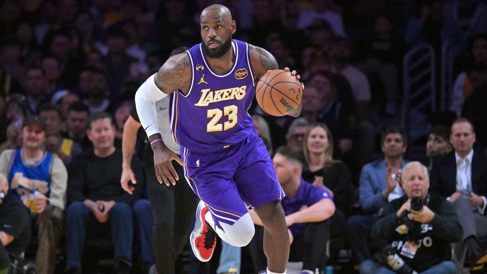 Lakers’ LeBron James makes new old-man history vs. Mavs, passing Karl Malone