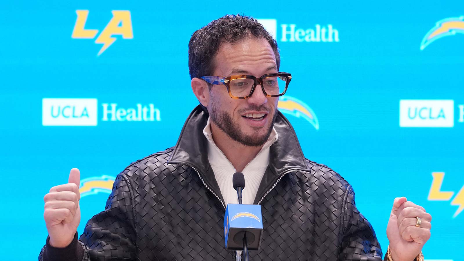 Ex-Mike McDaniel assistant joining him with Chargers to help offense