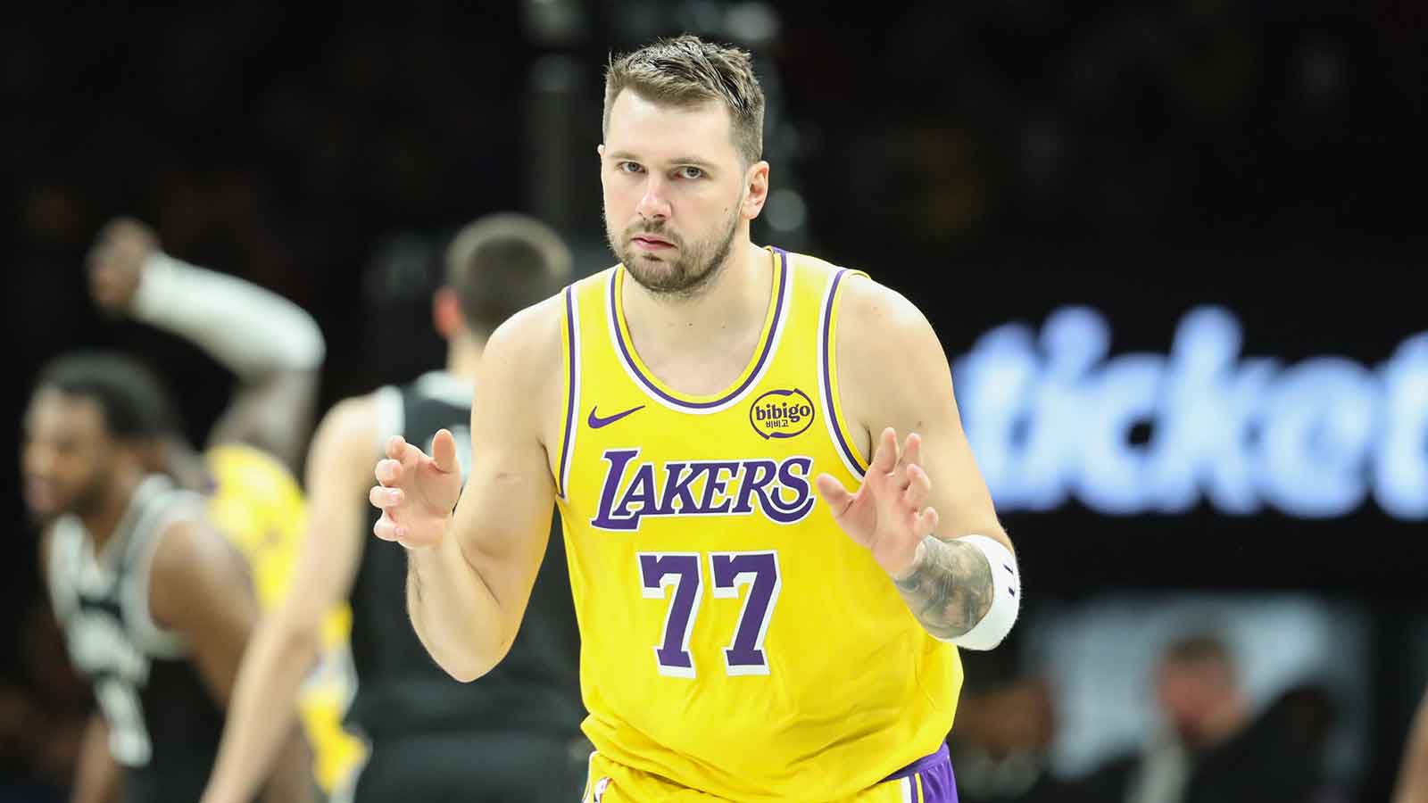 Lakers’ Luka Doncic limps to locker room during 76ers game with apparent injury