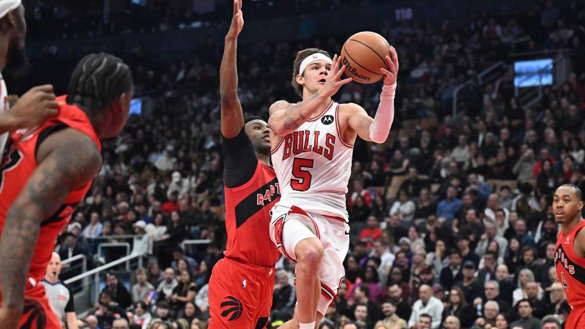 Chicago Bulls guard Mac Mcclung (5) drives against Toronto Raptors guard Ja'Kobe Walter (14) in the second half at Scotiabank Arena.