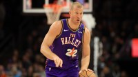 Phoenix Suns center Mason Plumlee (22) dribbles the ball against the Sacramento Kings during the first half at Footprint Center.