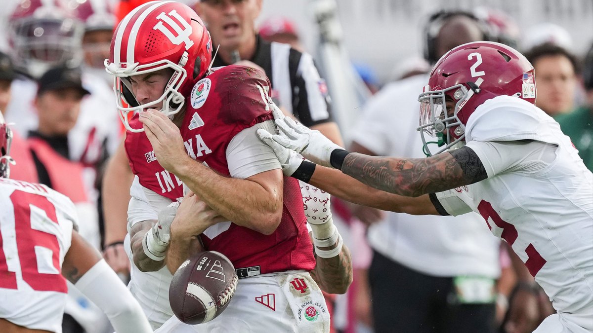 Indiana Hoosiers quarterback Fernando Mendoza (15) loses control of the ball against Alabama Crimson Tide defensive back Zabien Brown (2) on Thursday, Jan. 1, 2026, during the 112th annual Rose Bowl game in Pasadena. Indiana Hoosiers defeated Alabama Crimson Tide, 38-3.