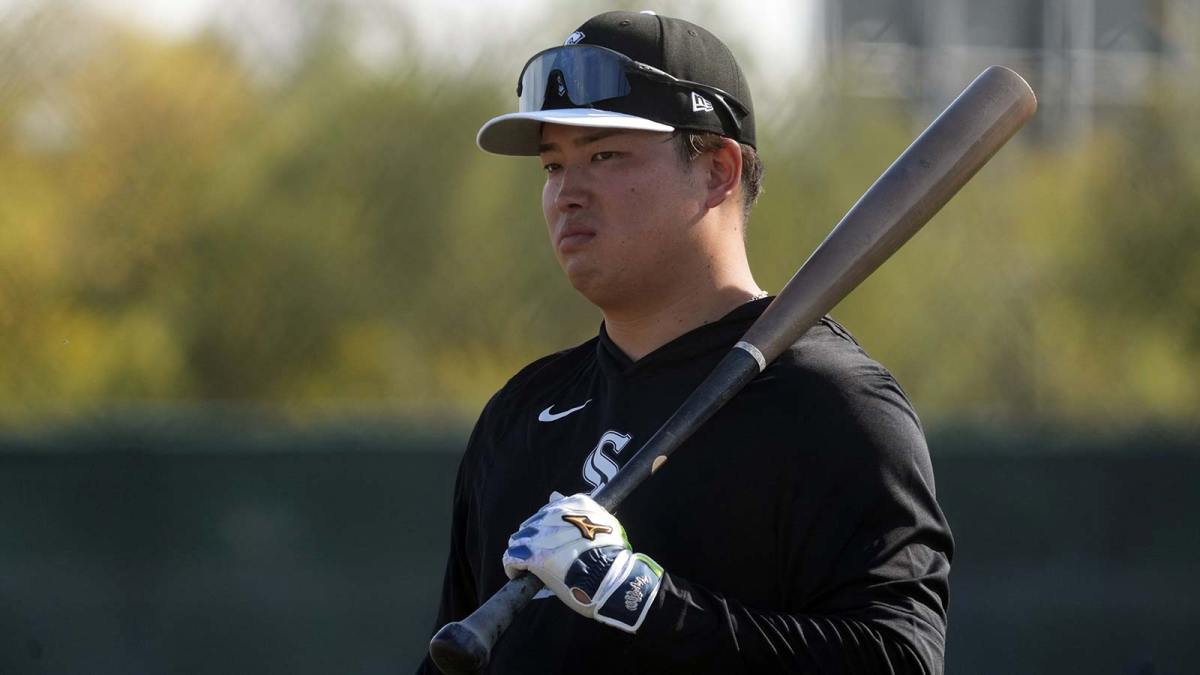 Chicago White Sox first baseman Munetaka Murakami (5) takes batting practice during spring training camp at Camelback Ranch.