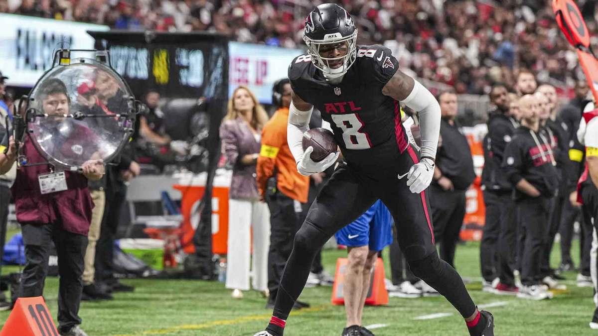 Atlanta Falcons tight end Kyle Pitts Sr. (8) runs after a catch during the game against the New Orleans Saints during the second half at Mercedes-Benz Stadium