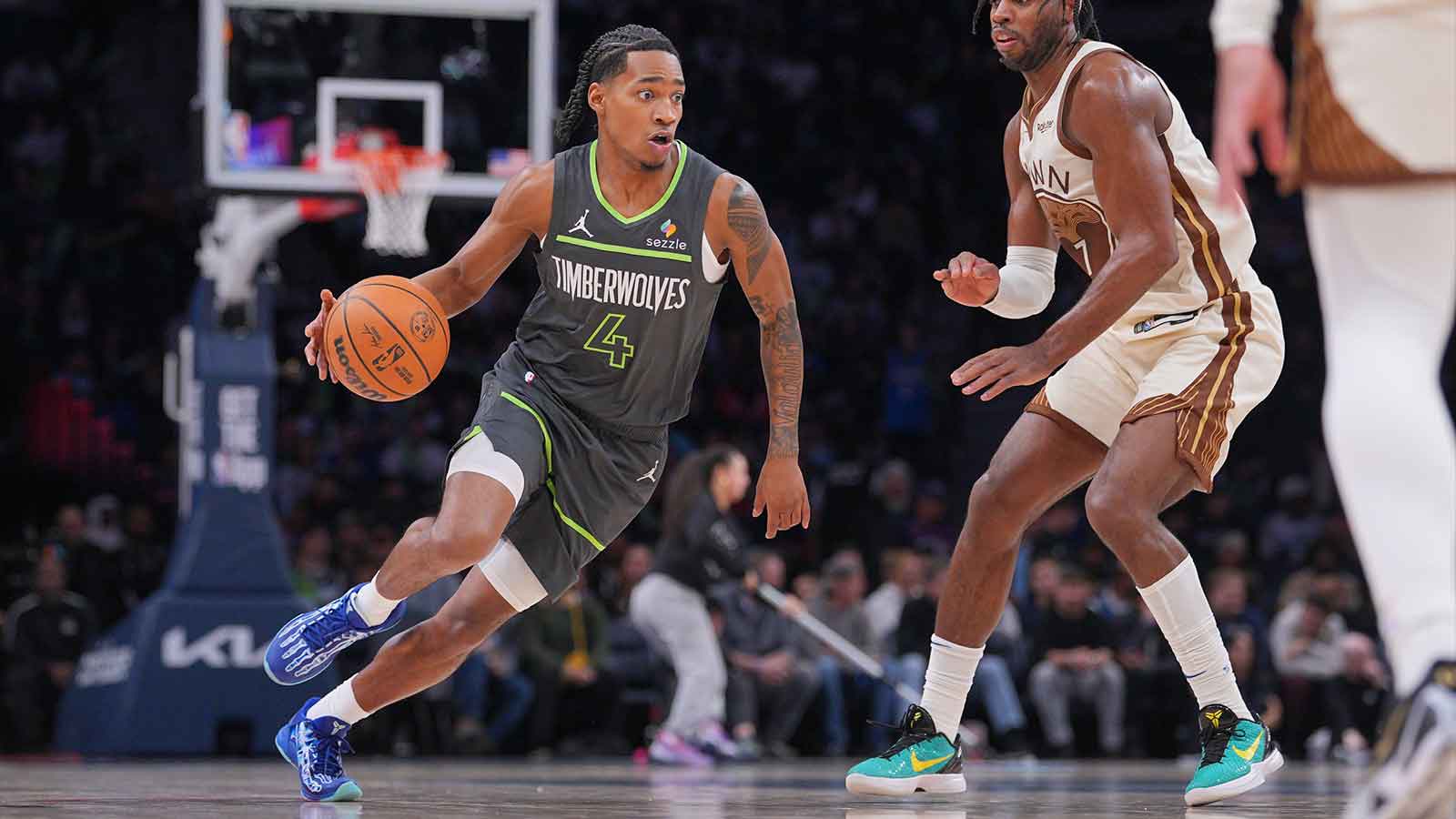 Rob Dillingham shows off limitless range with 1st Bulls bucket