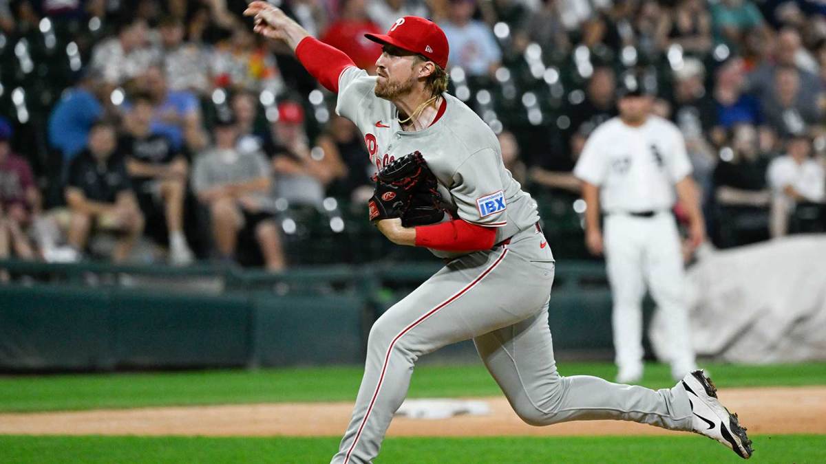 Philadelphia Phillies pitcher Daniel Robert (48) delivers during the ninth inning against the Chicago White Sox at Rate Field