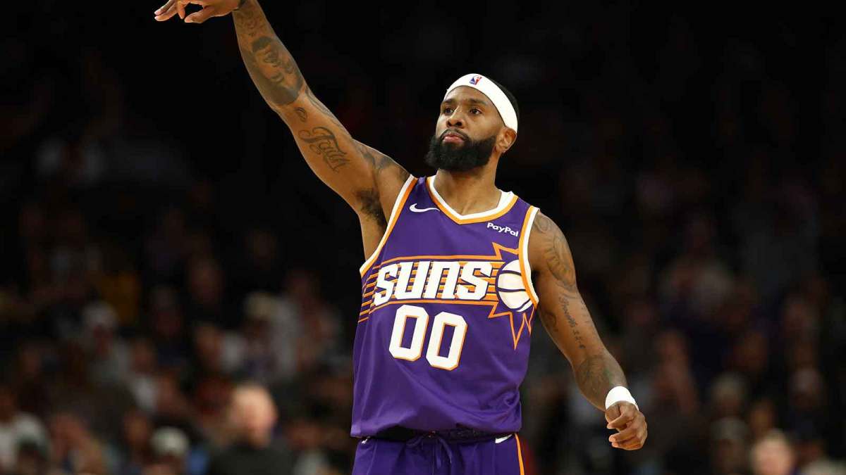 Phoenix Suns forward Royce O'Neale (00) against the Cleveland Cavaliers at Mortgage Matchup Center.