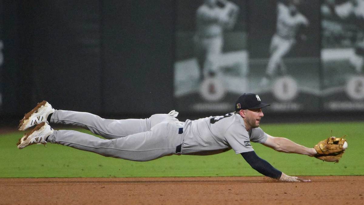 New York Yankees third baseman Ryan McMahon (19) dives and fields ground ball hit by St. Louis Cardinals shortstop Masyn Winn (not pictured) during the ninth inning at Busch Stadium.