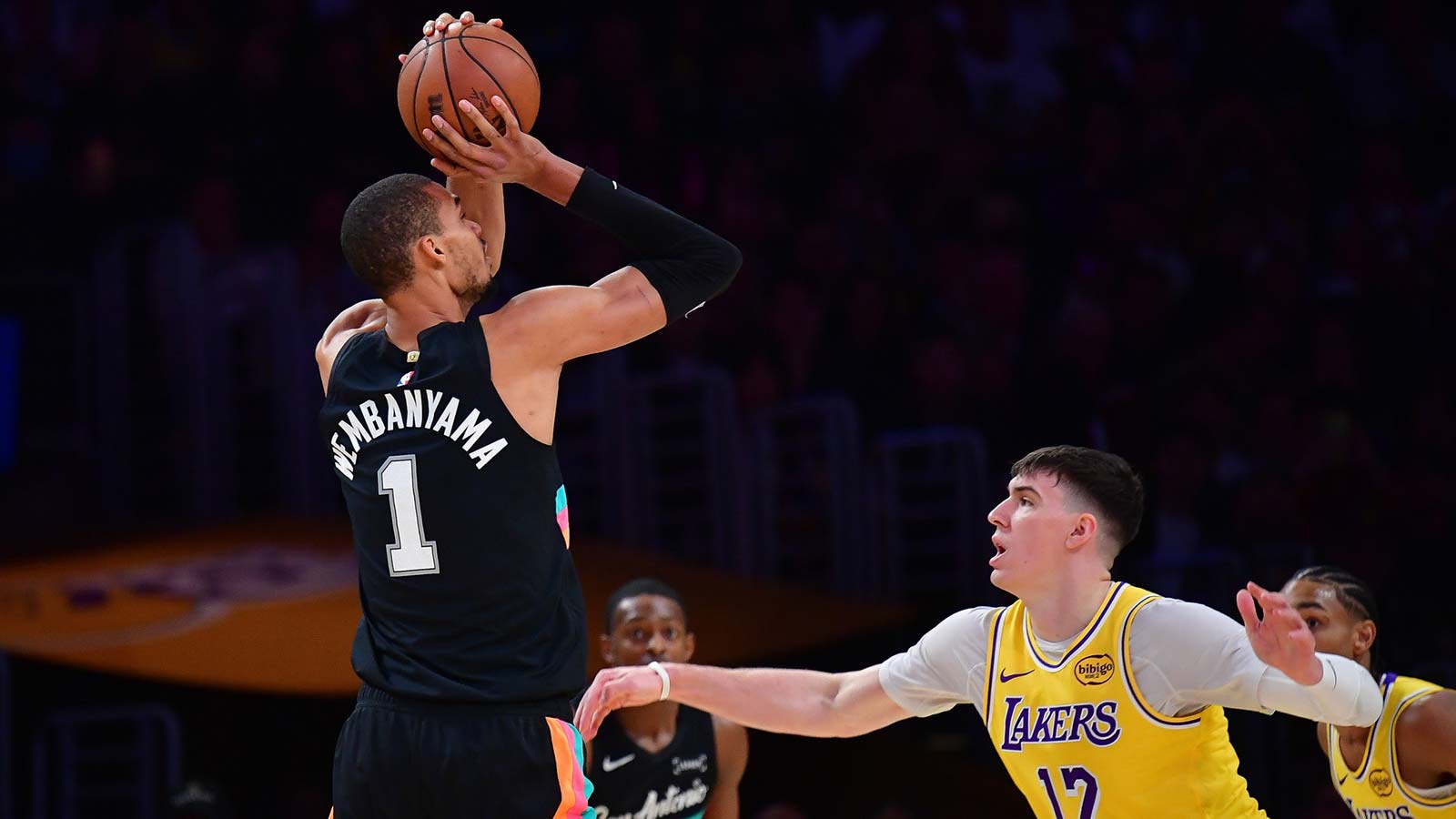 Lakers’ Jake LaRavia fouls out after drawing Victor Wembanyama defensive assignment