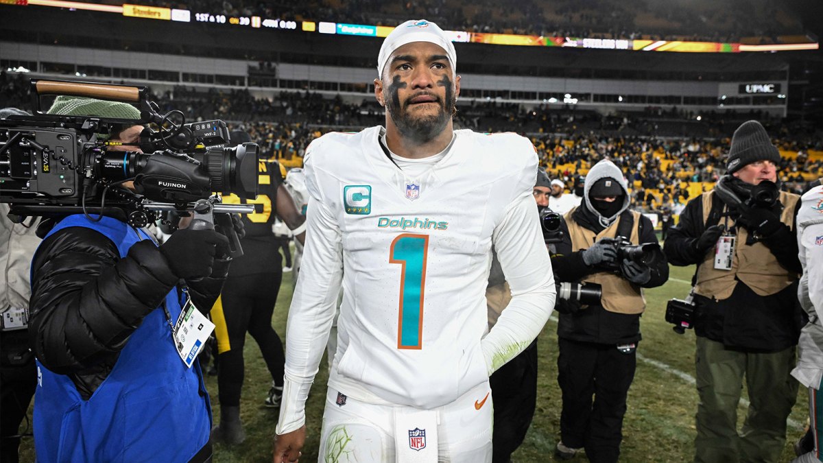 Miami Dolphins quarterback Tua Tagovailoa (1) leaves the field following a game against the Pittsburgh Steelers at Acrisure Stadium.