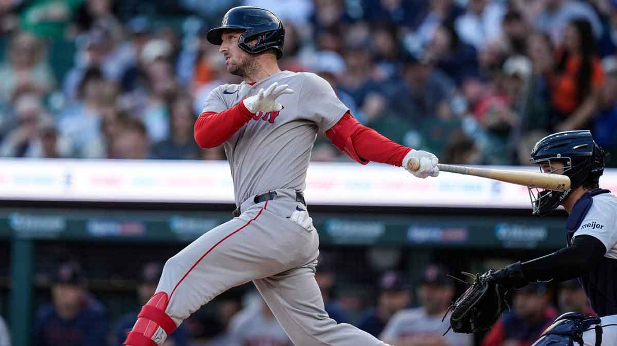 New York Mets first baseman Pete Alonso (20) scores a run against the Miami Marlins in the sixth inning as he is congratulated by catcher Francisco Alvarez (4) at loanDepot Park. 