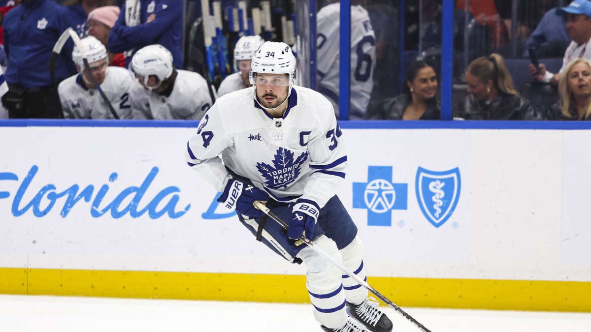 Toronto Maple Leafs forward Auston Matthews (34) handles the puck against Tampa Bay Lightning during the third period at Benchmark International Arena.
