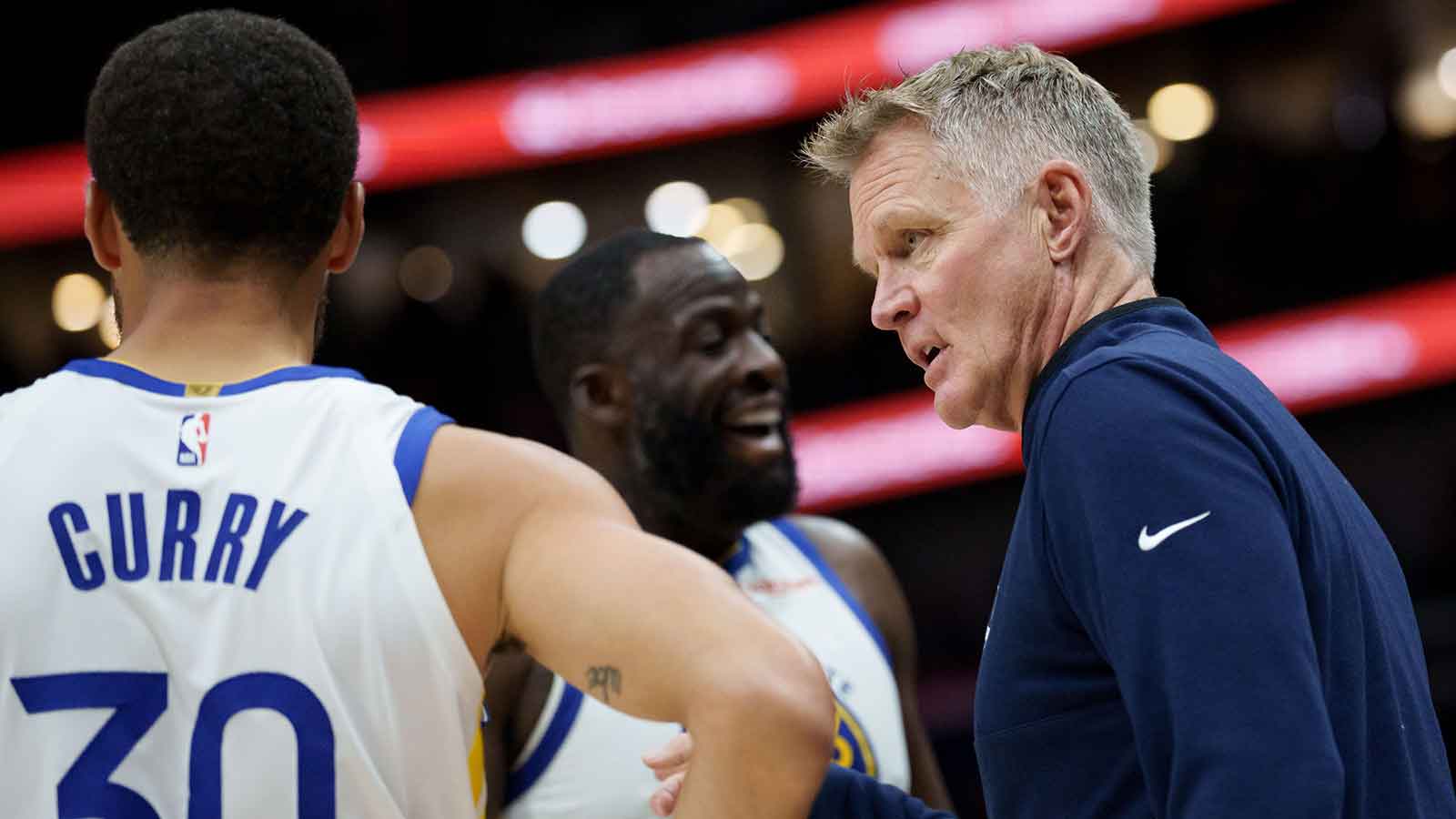 Warriors head coach Steve Kerr talks to guard Stephen Curry (30) and forward Draymond Green (23) during the first half against the New Orleans Pelicans at Smoothie King Center