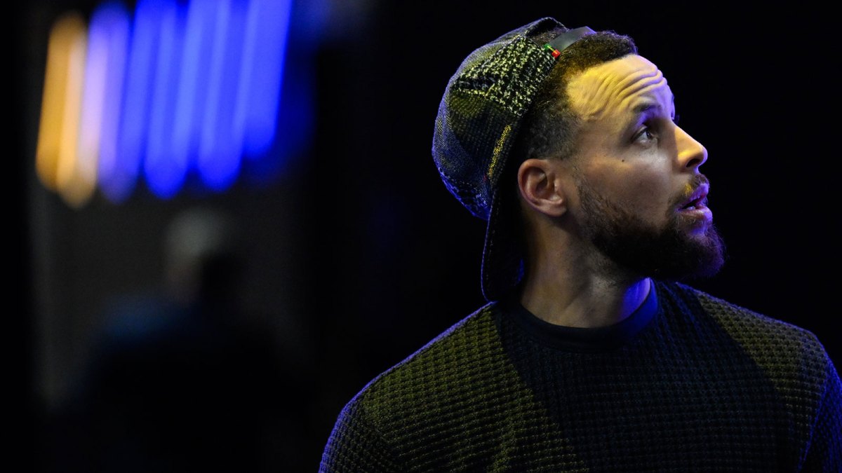 Warriors guard Stephen Curry (30) takes the court before the game against the San Antonio Spurs at Chase Center