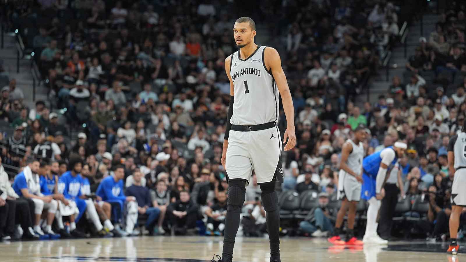 Spurs’ Victor Wembanyama explodes for 37 points in first half against Lakers