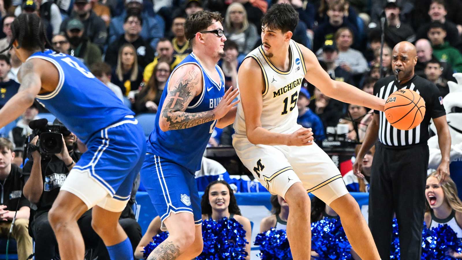 Michigan Wolverines center Aday Mara (15) drives the ball in the first half against the Saint Louis Billikens during a second round game of the men's 2026 NCAA Tournament at Keybank Center.