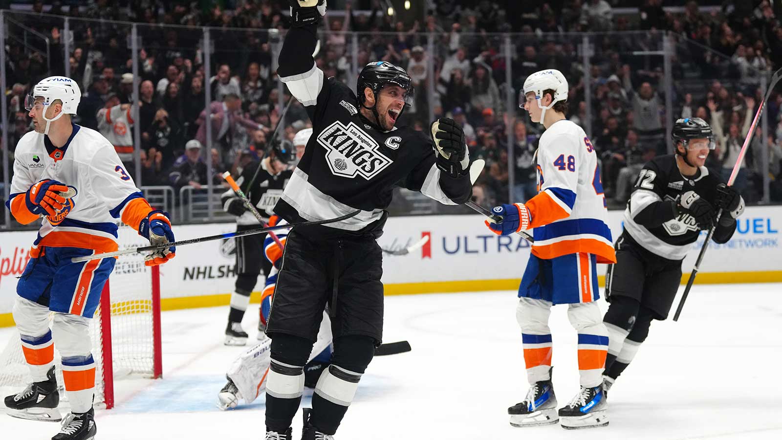 Kings fans welcome Anze Kopitar in epic fashion after setting franchise points record