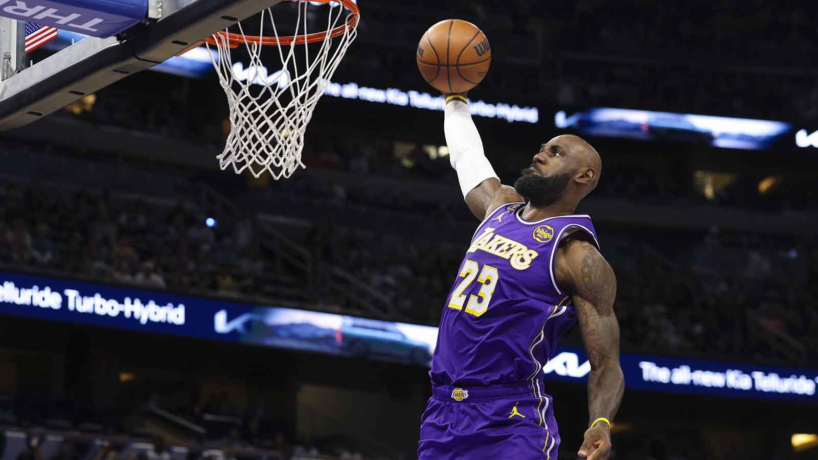 Lakers’ Austin Reaves connects with LeBron James for insane alley-oop slam