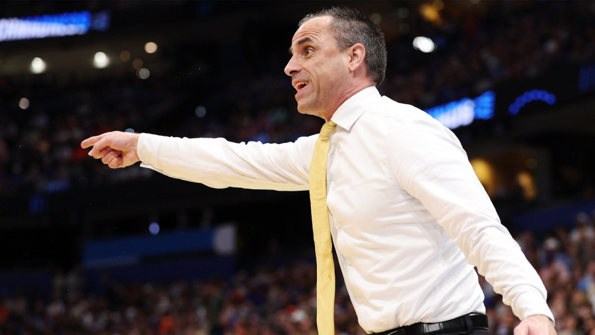 Iowa Hawkeyes head coach Ben McCollum instructs his team against the Florida Gators in the first half during a second round game of the men's 2026 NCAA Tournament at Benchmark International Arena.