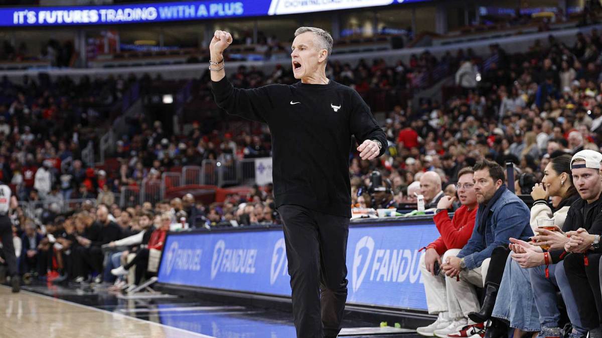 Chicago Bulls head coach Billy Donovan directs his team against the Houston Rockets during the first half at United Center.