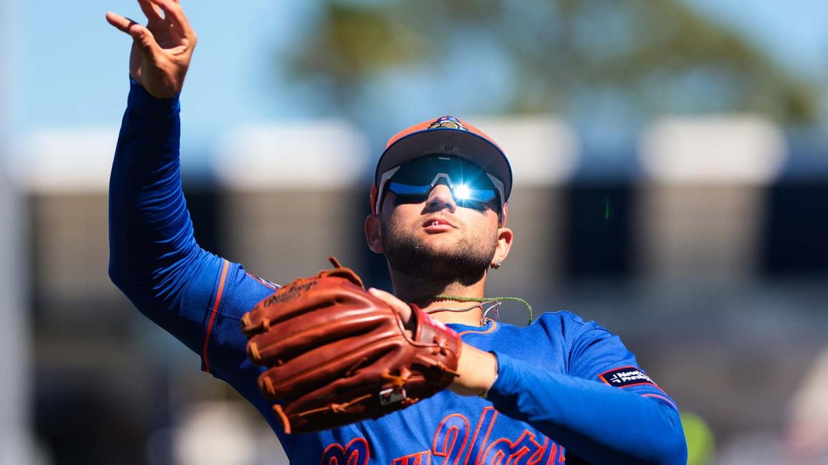 New York Mets third baseman Bo Bichette (19) throws a baseball into the stands against the Houston Astros during the first inning at Clover Park.