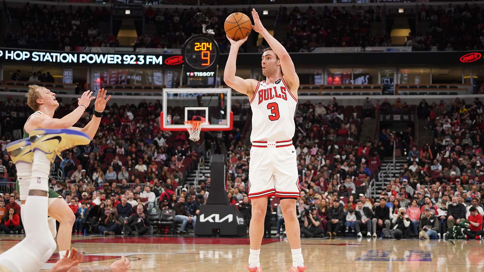 https://wp.clutchpoints.com/wp-content/uploads/2026/03/Bulls-guard-Josh-Giddey-3-makes-a-three-point-basket.jpg