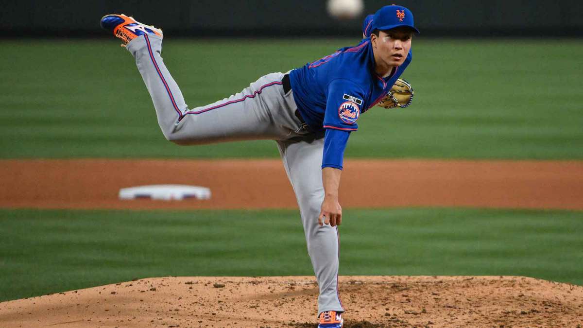 New York Mets starting pitcher Kodai Senga (34) pitches against the St. Louis Cardinals during the fourth inning at Busch Stadium.