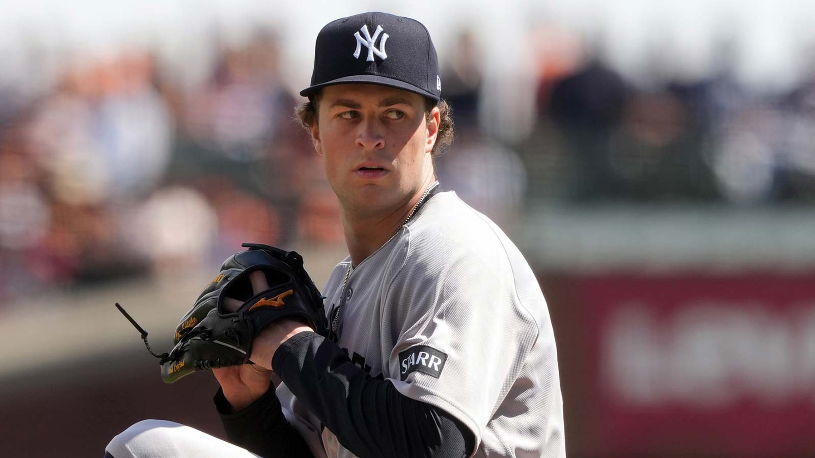  New York Yankees starting pitcher Cam Schlittler (31) throws a pitch against the San Francisco Giants during the first inning at Oracle Park