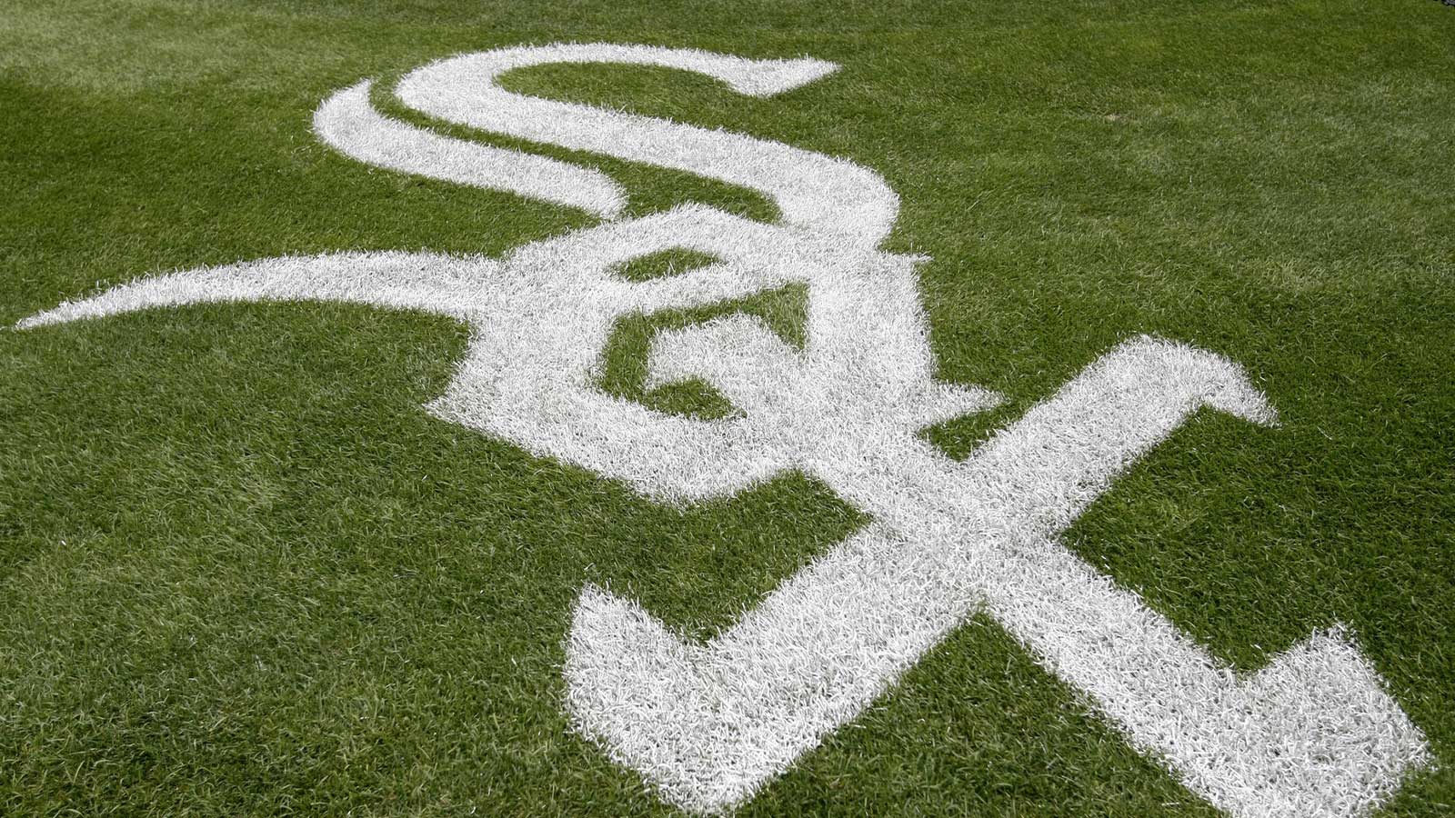 Why a franchise legend is suing the White Sox