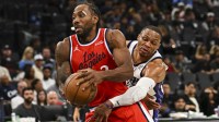 Clippers update Kawhi Leonard's injury status after Spurs loss as star is day to day and expected to travel on key road trip.